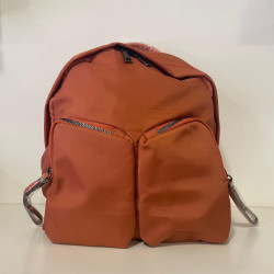 Mochila color tierra.