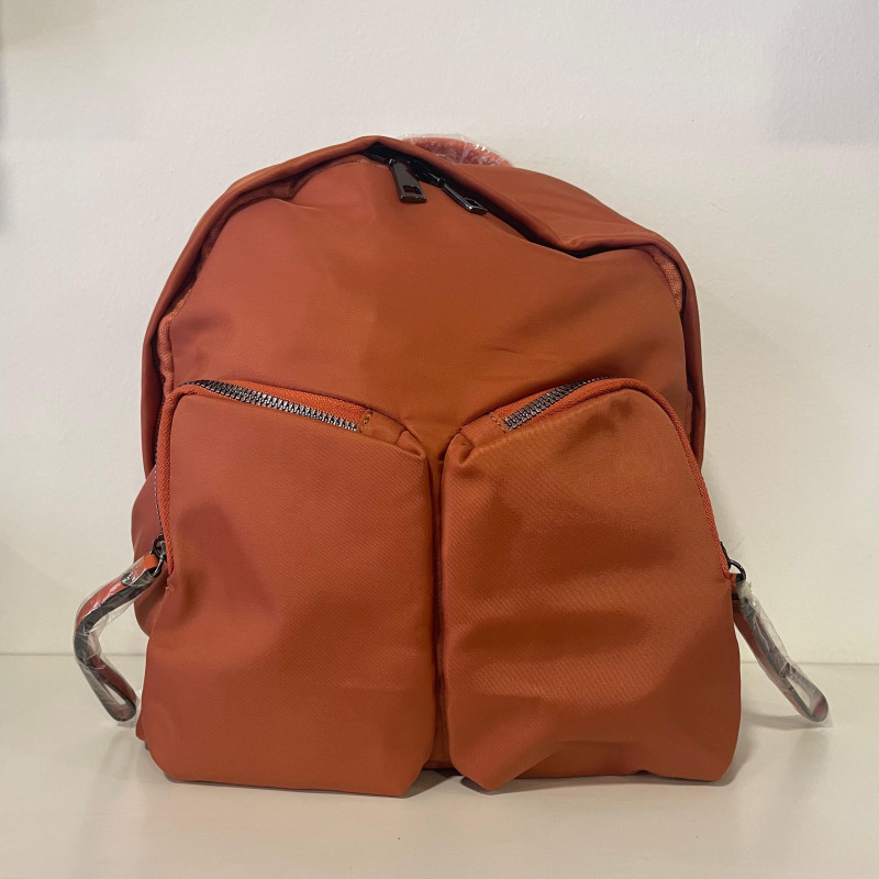 Mochila color tierra.