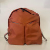 Mochila color tierra.
