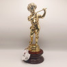 Figura decorativa de un niño tocando la flauta
