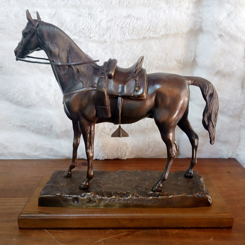 Caballo con montura Caballo con montura