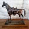Caballo con montura