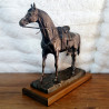 Caballo con montura