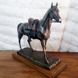 Caballo con montura