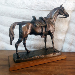 Caballo con montura