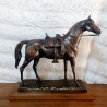 Caballo con montura