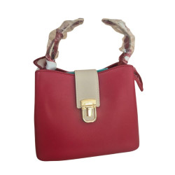 Bolso de mano rojo con cierre dorado